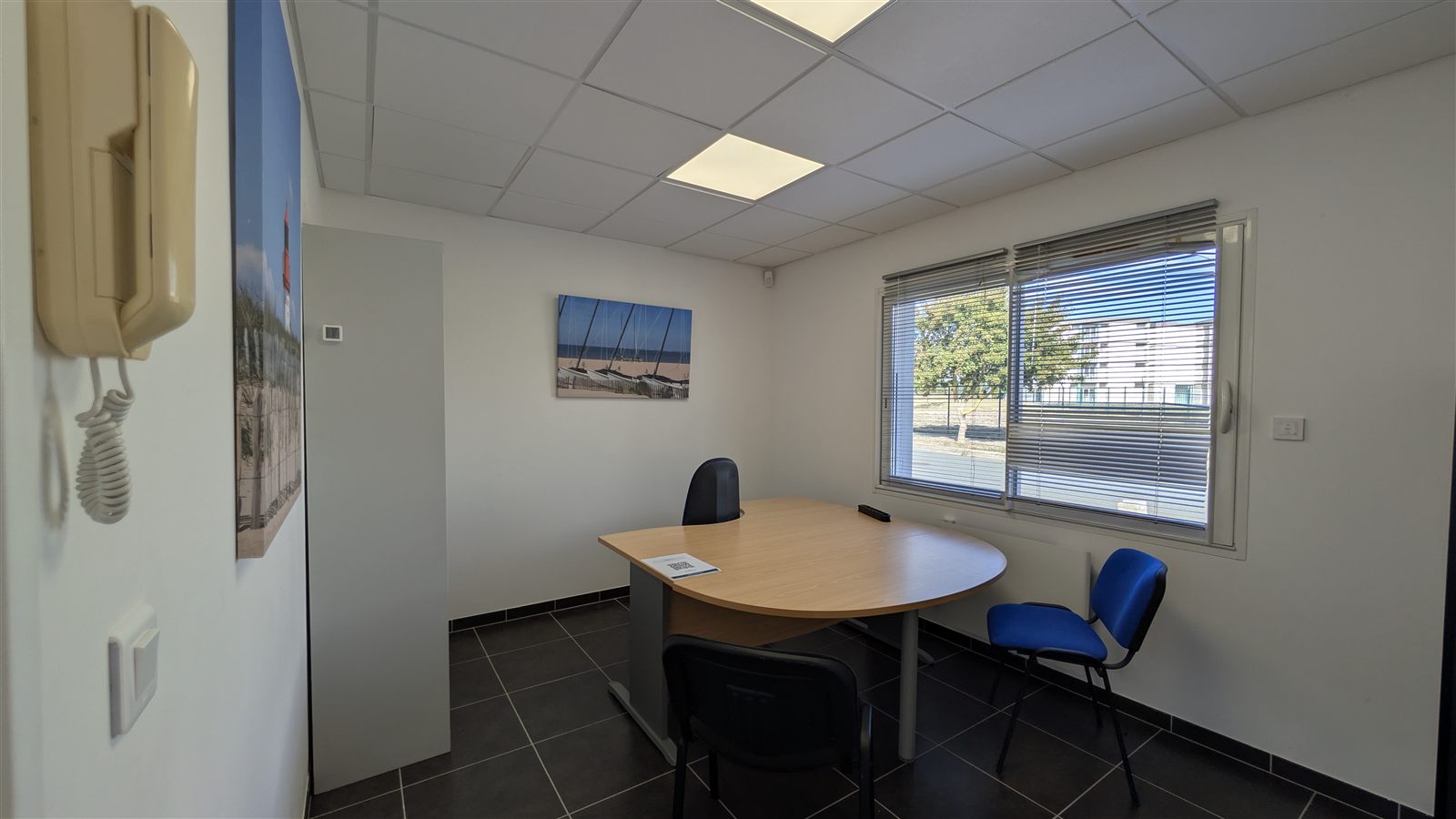 Bureau avec table de réunion et grande fenêtre