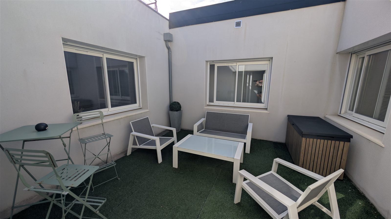 Patio aménagé à ciel ouvert, avec salon de jardin
