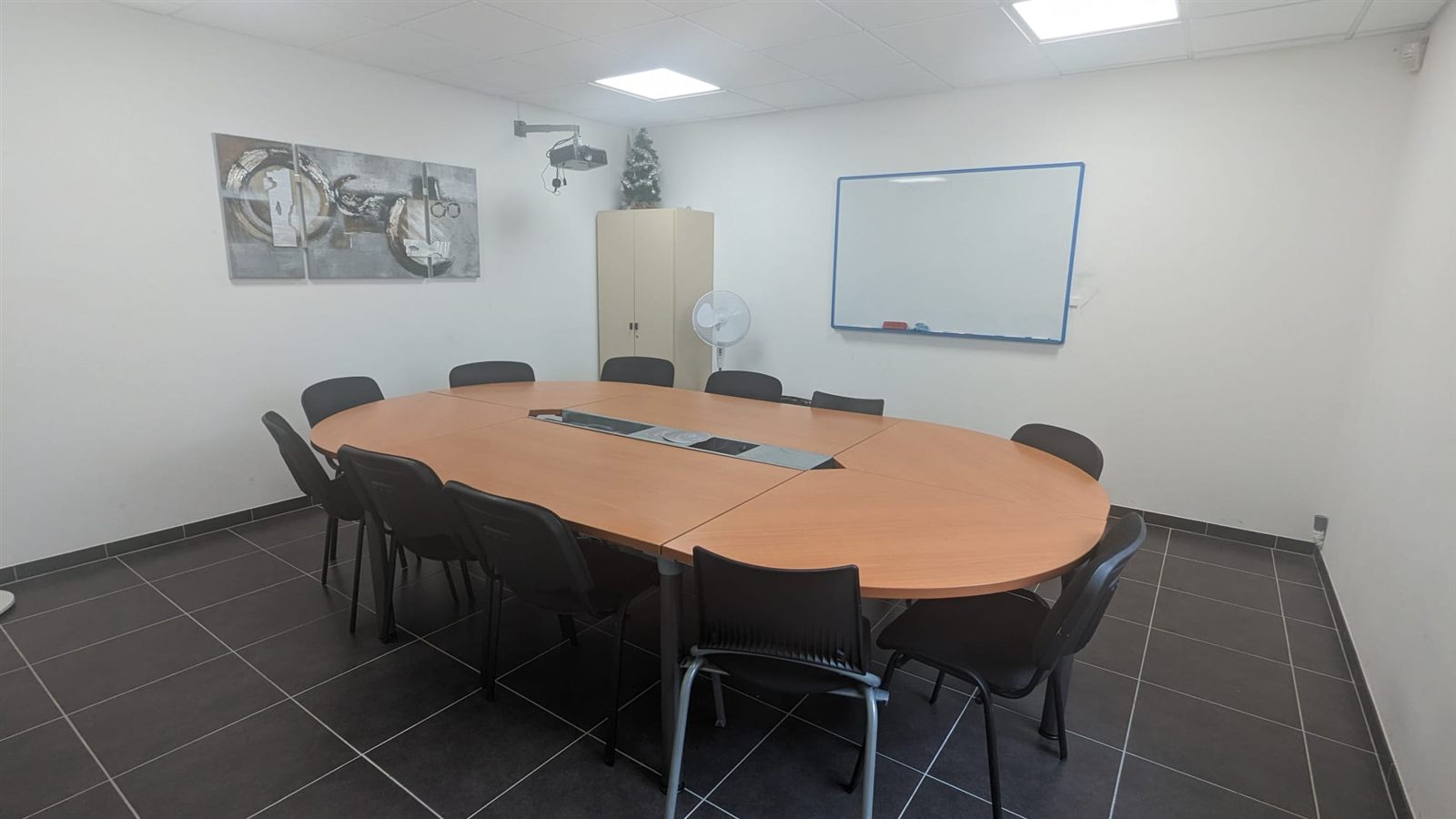 Salle de réunion de 12 places, avec vidéoprojecteur et tableau blanc